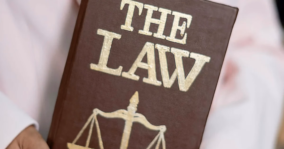 Balanced and neutral law themed visual consisting of scales of justice, case files and legal documents symbolizing tort liability and damage compensation process