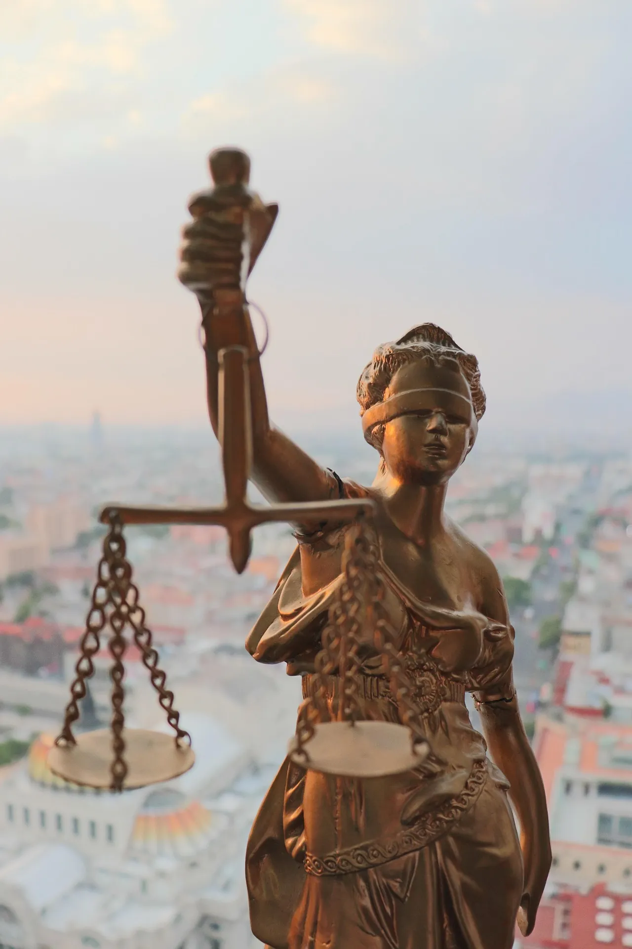 Tüketici haklarının korunmasını simgeleyen adalet terazisi, koruma kalkanı ve tüketici kanunları ile hukuki güvence altındaki alışveriş sembolizasyonu